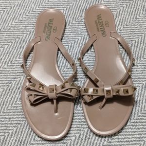 VALENTINO GARAVANI ROCKSTUD RUBBER SANDALS